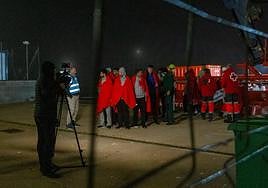 Recepción de personas llegadas en patera al puerto.