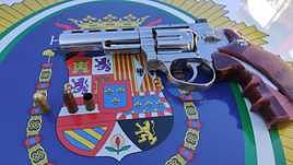 El revólver simulado que fue intervenido al sospechoso.