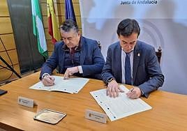 El consejero Antonio Sanz, y el alcalde Agustín González, firman el acuerdo para 'El Banco'.