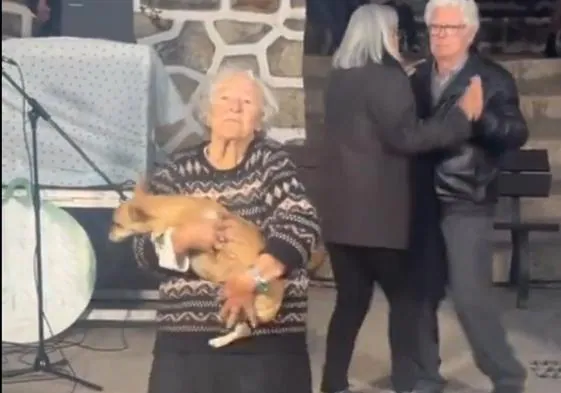 La mujer bailando con su perro en Villanueva del Trabuco