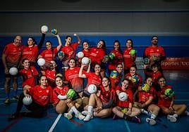 La sección universitaria de balonmano posa para IDEAL en el pabellón de Cartuja.