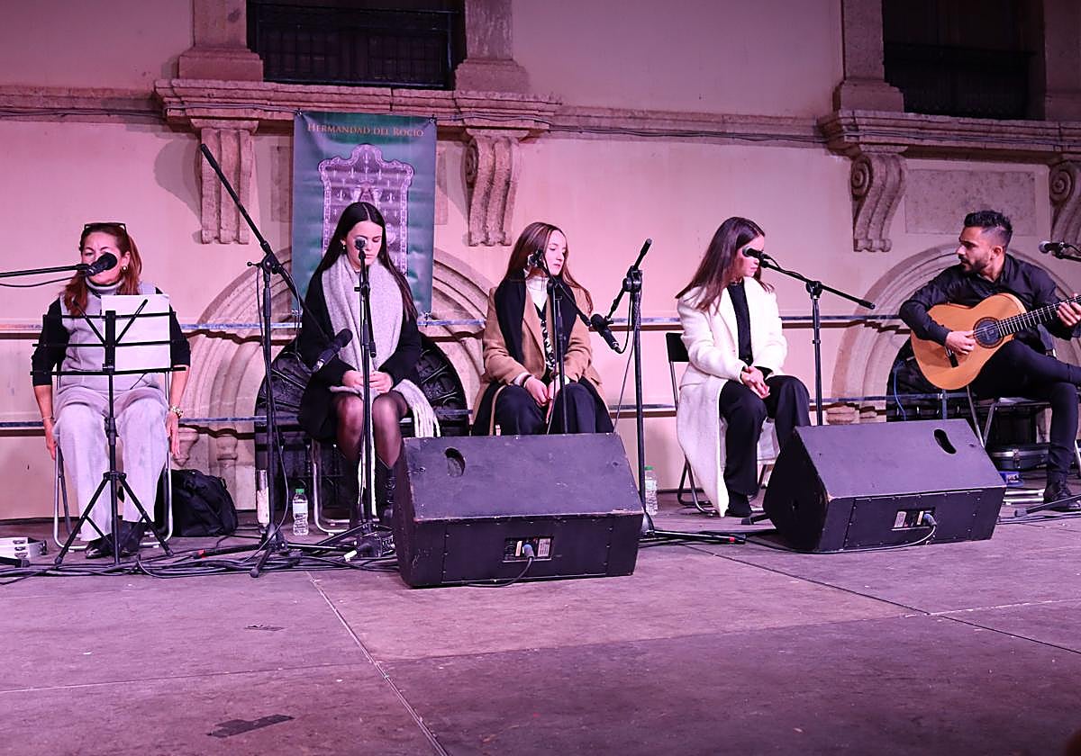 La zambombá finalizó con la entrega de un recuerdo, por parte de la corporación rociera, a los participantes y colaboradores.