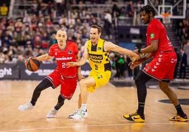 Jonathan Rousselle (2) se zafa de Marcelinho Huertas.