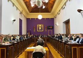 Debate de la coporación municipal en el salón de plenos de Jaén.