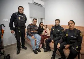 Los agentes de la Policía Nacional visitan a la pequeña y la familia en su domicilio.