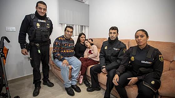 Los agentes de la Policía Nacional visitan a la pequeña y la familia en su domicilio.