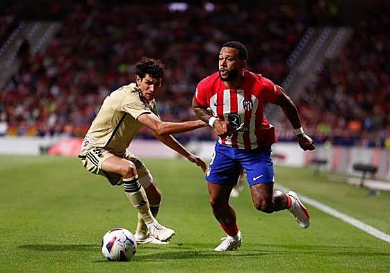 Vallejo y Depay, en el partido de la primera vuelta.