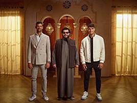 Turki Al-Sheikh (dueño de la UDA) entre Novak Djokovic y Carlos Alcaraz.