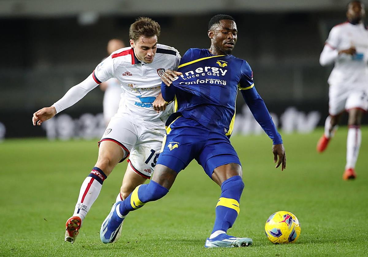 Martin Hongla, actual jugador del Hellas Verona, en un partido reciente con su equipo.