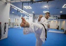 Alejandro es un deportista de élite especialista en 'randori', la modalidad de combate en las competiciones de karate.