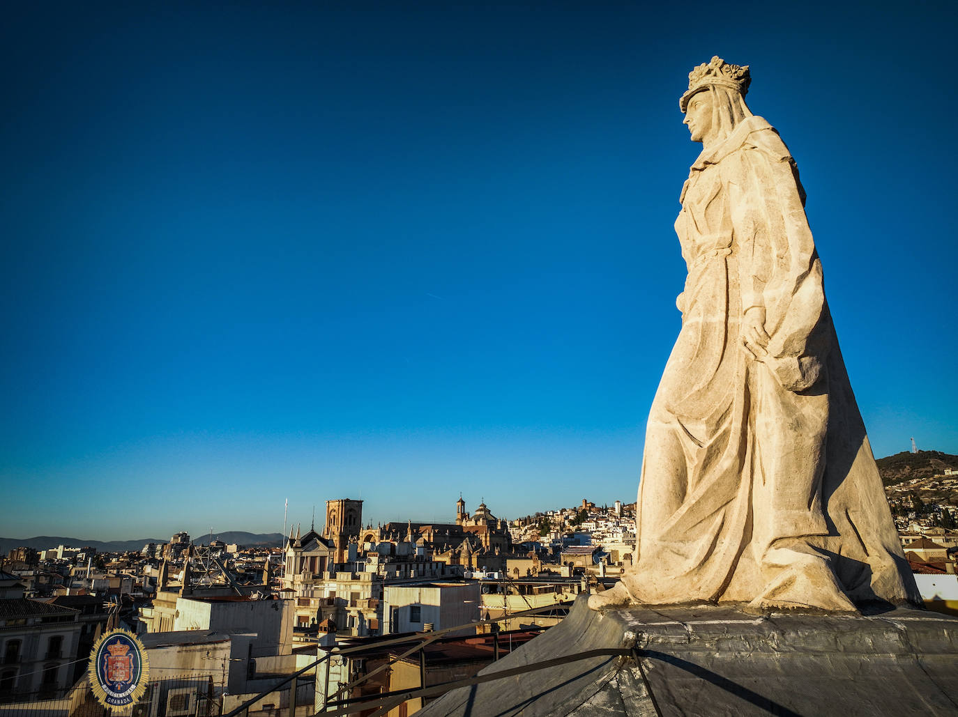 Isabel y el casco histórico de Granada al fondo.