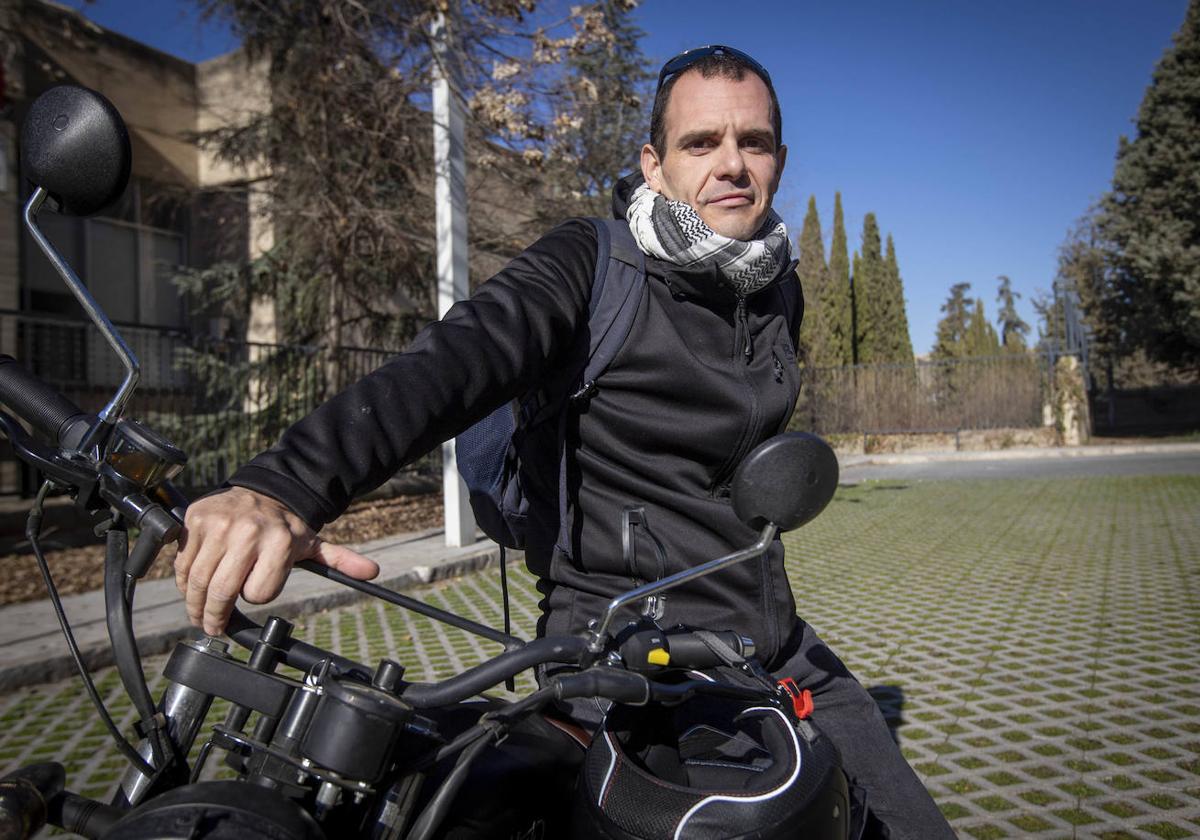 Guillermo García-Contreras posa sobre su motocicleta, junto a la Facultad de Filosofía y Letras, en Cartuja.