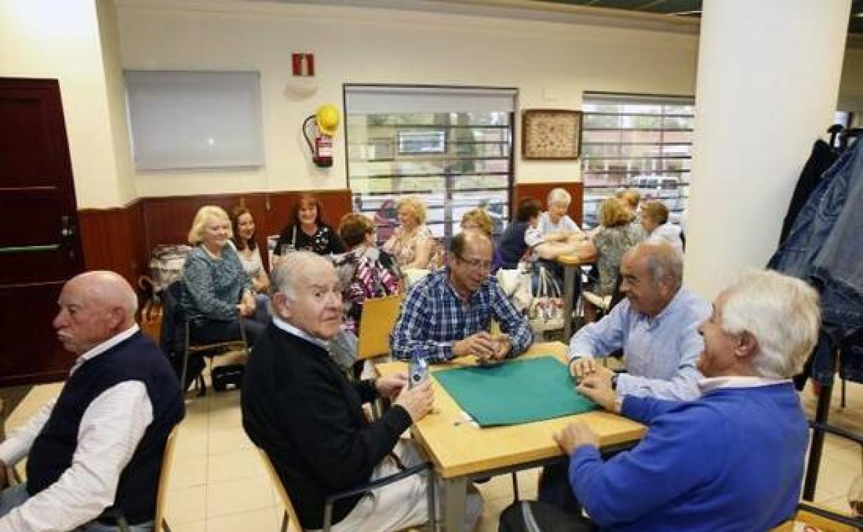 Jubilados en el centro de mayores. 