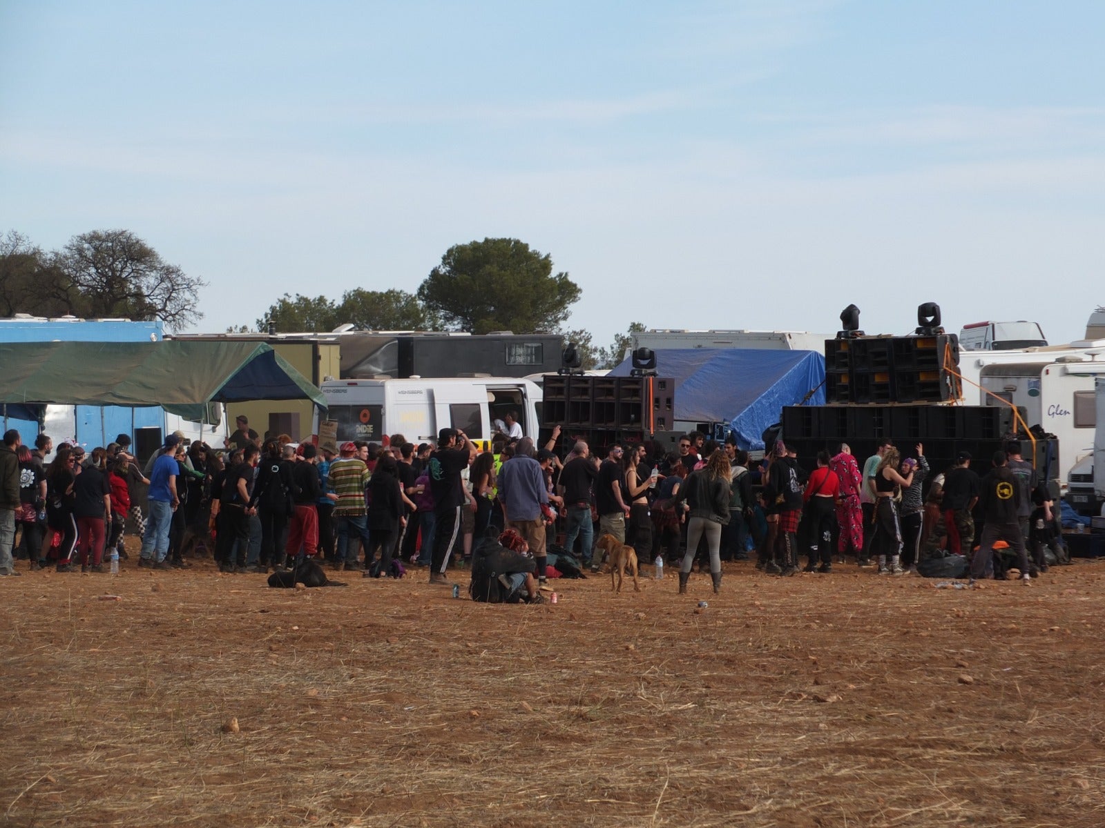 Miles de personas se concentran, sin autorización, desde el viernes en una fiesta rave en La Peza