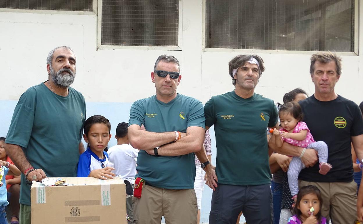 Los responsables de la oenegé se fotografían con el material recogido en una de sus campañas anteriores. 