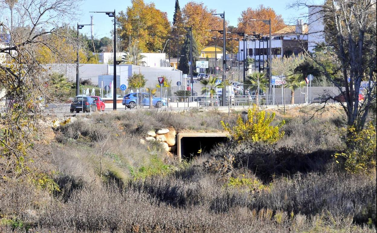 Cauce del arroyo Periquito Melchor y la Avenida del Pisar al fondo. 