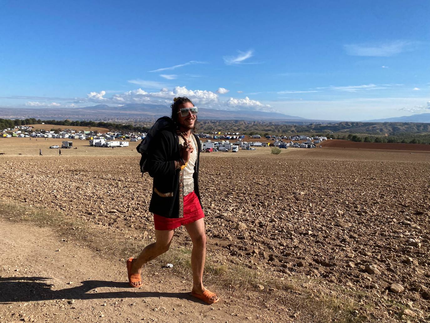 Miles de personas han pasado por La Peza para vivir una fiesta de música electrónica que no ha parado desde el pasado viernes