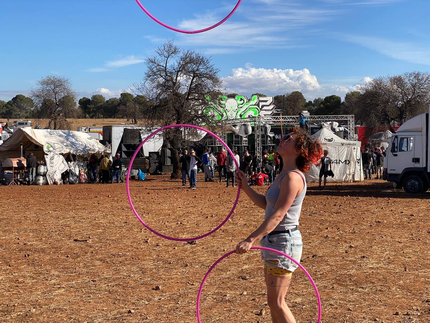 Miles de personas han pasado por La Peza para vivir una fiesta de música electrónica que no ha parado desde el pasado viernes