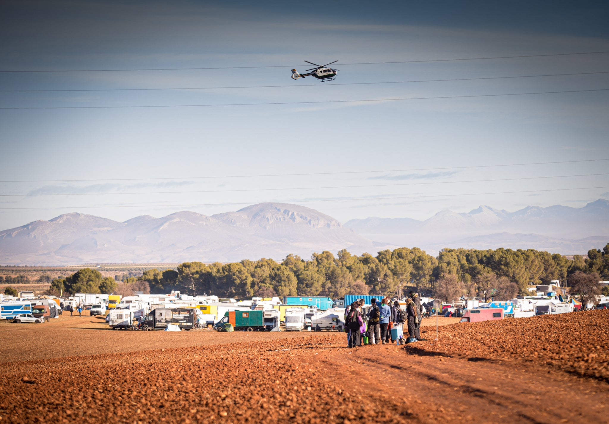 Miles de personas han pasado por La Peza para vivir una fiesta de música electrónica que no ha parado desde el pasado viernes
