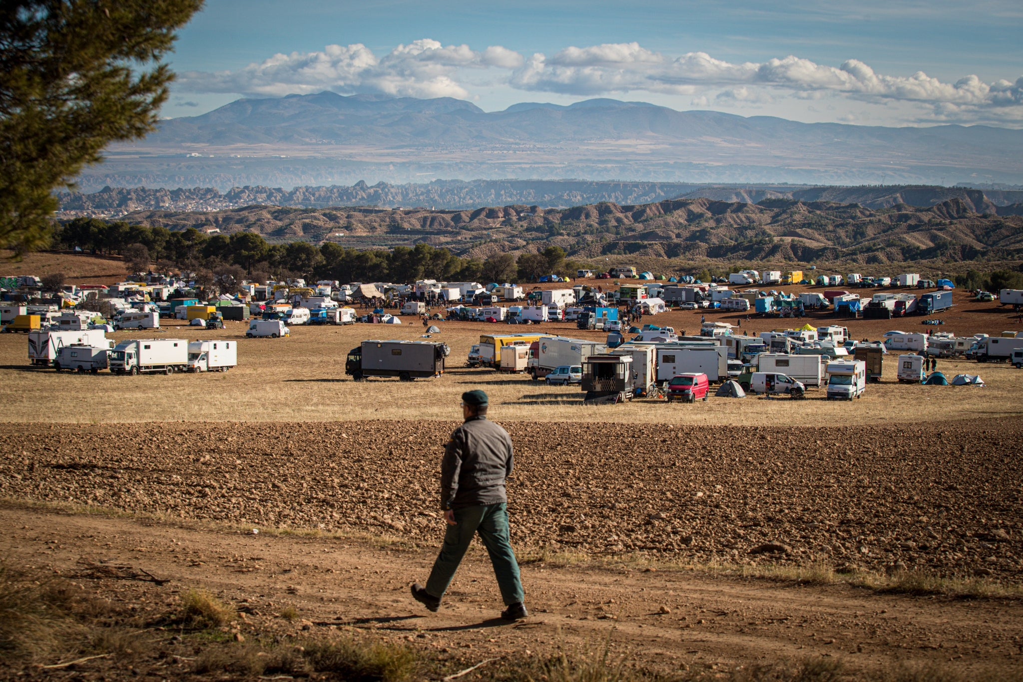 Miles de personas han pasado por La Peza para vivir una fiesta de música electrónica que no ha parado desde el pasado viernes
