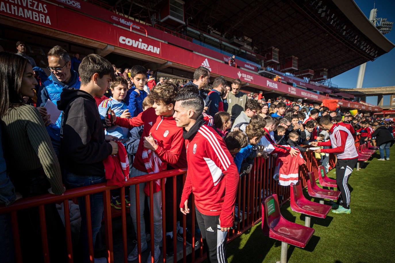 El equipo rojiblanco entrena a puerta abierta en el estadio ante más de un millar de aficionados, entre ellos muchos niños