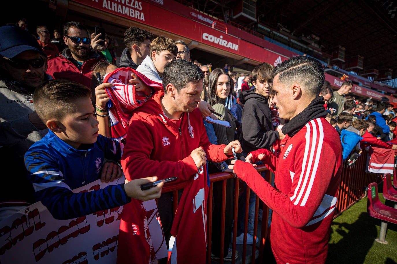 El equipo rojiblanco entrena a puerta abierta en el estadio ante más de un millar de aficionados, entre ellos muchos niños