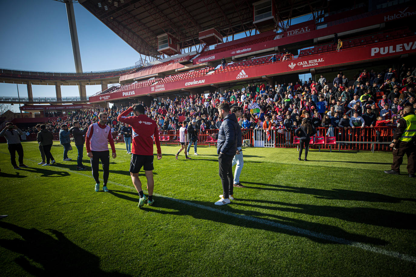 El equipo rojiblanco entrena a puerta abierta en el estadio ante más de un millar de aficionados, entre ellos muchos niños
