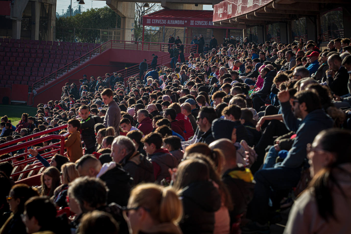 El equipo rojiblanco entrena a puerta abierta en el estadio ante más de un millar de aficionados, entre ellos muchos niños