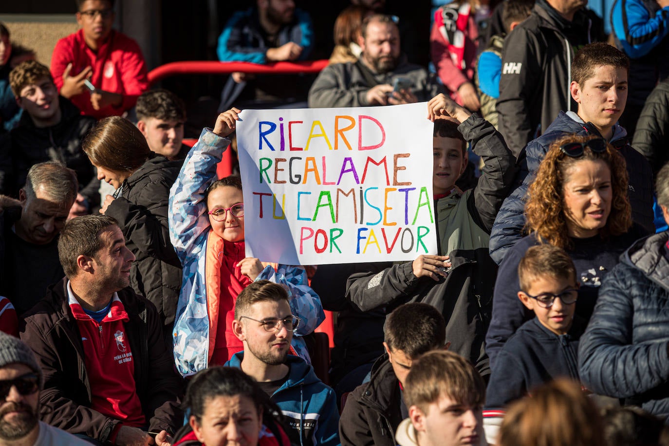 El equipo rojiblanco entrena a puerta abierta en el estadio ante más de un millar de aficionados, entre ellos muchos niños