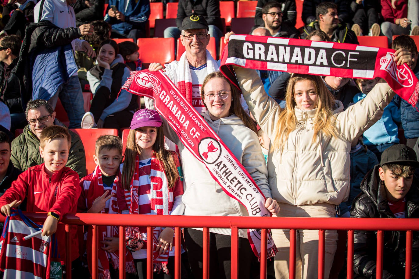 El equipo rojiblanco entrena a puerta abierta en el estadio ante más de un millar de aficionados, entre ellos muchos niños