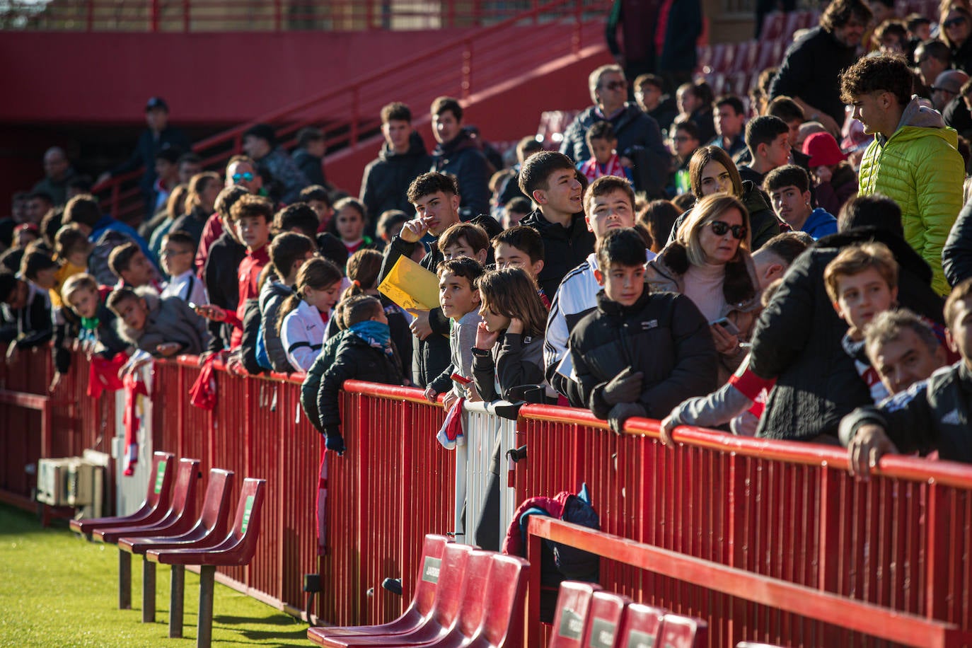 El equipo rojiblanco entrena a puerta abierta en el estadio ante más de un millar de aficionados, entre ellos muchos niños