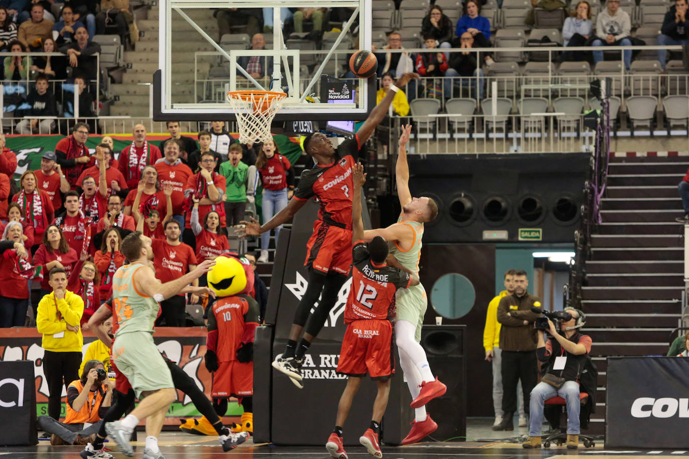 Tapón de 'Petit' Niang a Sedekerskis.