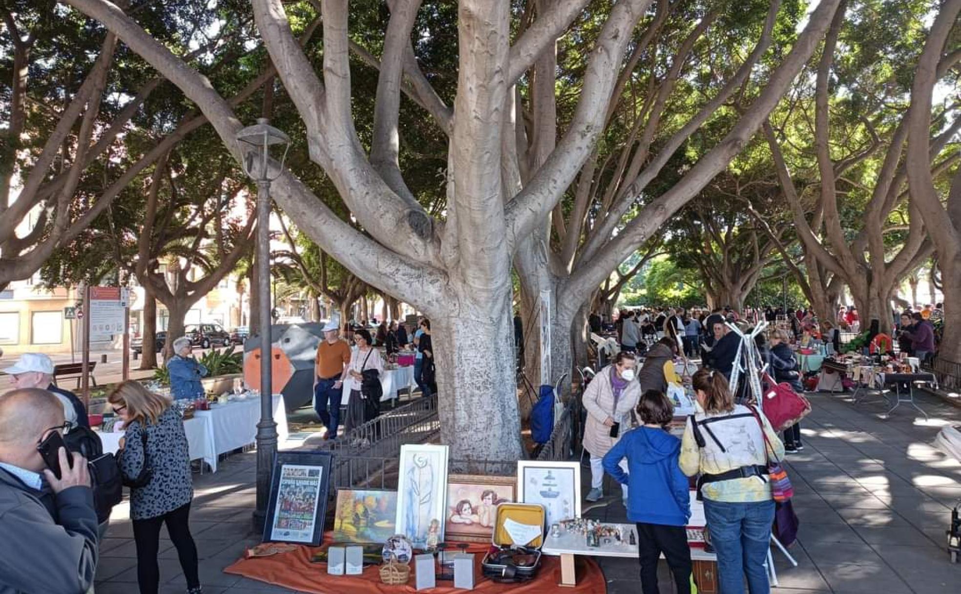 Algunos sábados, el parque reúne a gente en torno a un rastrillo de antigüedades. 