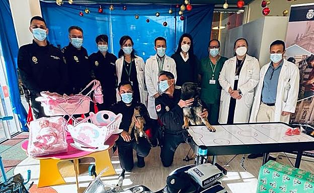 Imagen principal - Reyes Magos de uniforme llevan la ilusión a los niños del Hospital de Jaén