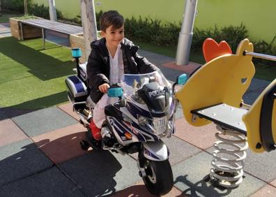 Imagen secundaria 1 - Reyes Magos de uniforme llevan la ilusión a los niños del Hospital de Jaén