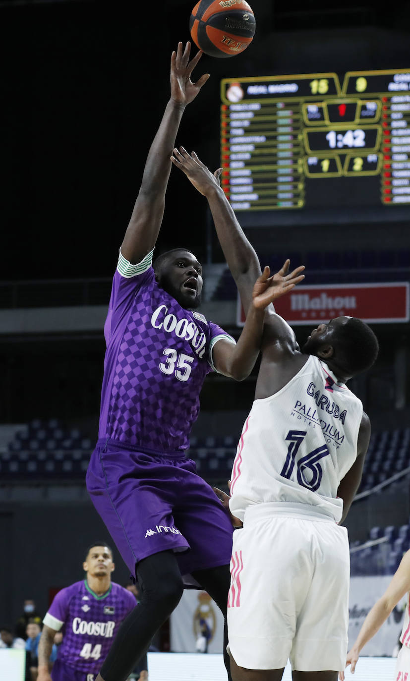 Gancho de Youssou Ndoye ante Usam Garuba. 