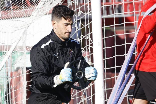 Diego Mariño sigue entrenando con el Sporting de Gijón. 