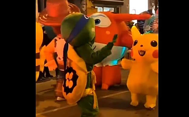 Actuación estelar de la Tortuga Ninja y compañía en la Cabalgata de Reyes de Guadix.