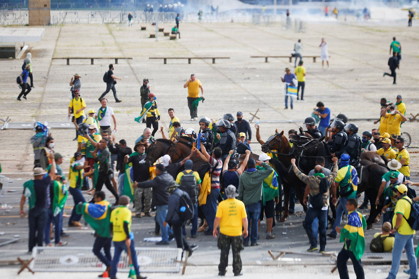 Fotos: Cientos de partidarios de Bolsonaro invaden el Congreso de Brasil