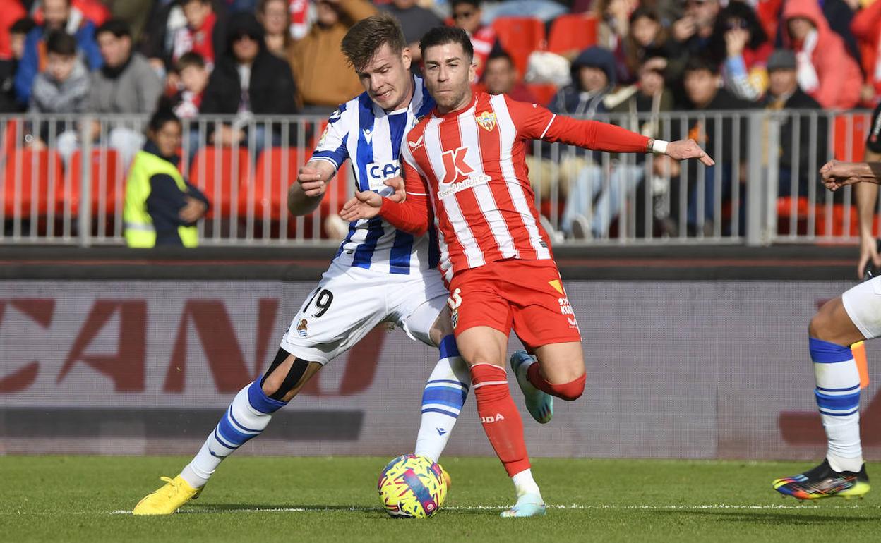 Adrián Embarba pelea por el balón con Alexander Sorloth. 