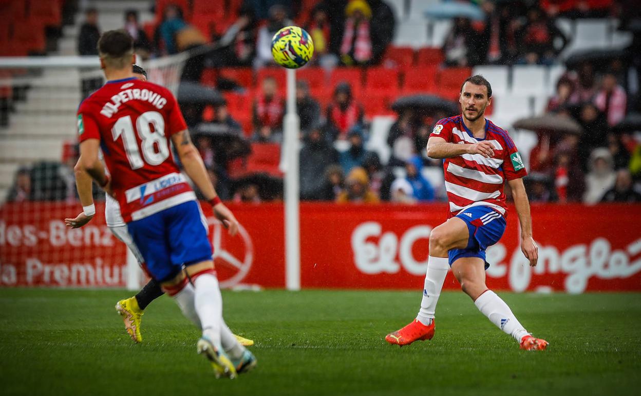 Ignasi Miquel manda un balón en largo contra el Cartagena. 