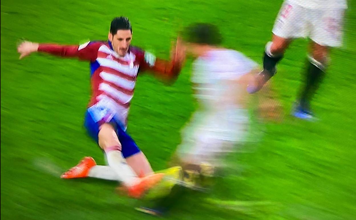 Bodiger, ya amonestado, entra con dureza a Sangalli. 