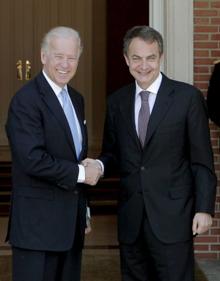 Imagen secundaria 2 - En la imagen superior, Felipe González junto al presidente francés François Miterrand (izquierda) en 1989; debajo, José María Aznar bromea en 2002 con Gerhard Schröder (Alemania), Tony Blair (Reino Unido) y Silvio Berlusconi (Italia); por último, José Luis Rodríguez Zapatero recibe a Joe Biden en 2010. 