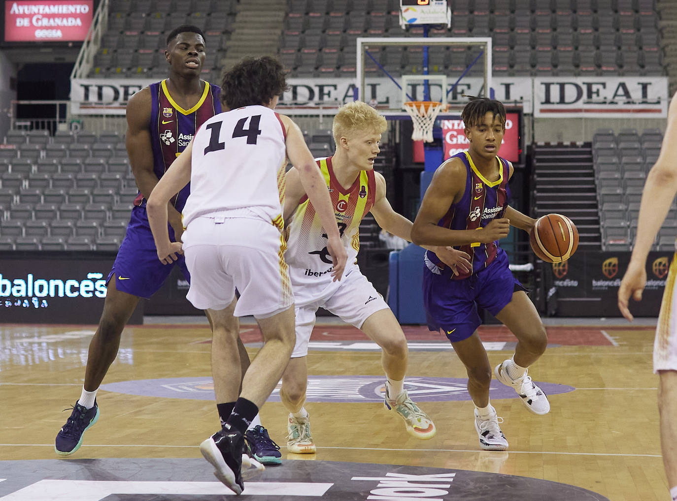 Michael Caicedo, balón en mano, durante el Campeonato de España junior de 2021 en Granada. 