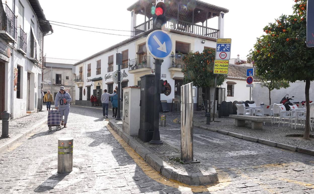 Acceso de la calle Pagés, donde se instalarán las nuevas cámaras previstas con la zona de bajas emisiones.
