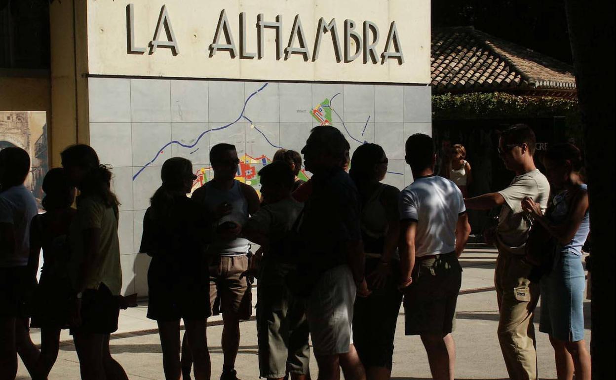 Turistas hacen cola en los exteriores del recinto nazarí.