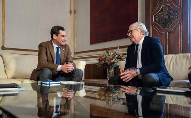 Juanma Moreno y José Bogas, este lunes en el Palacio de San Telmo.