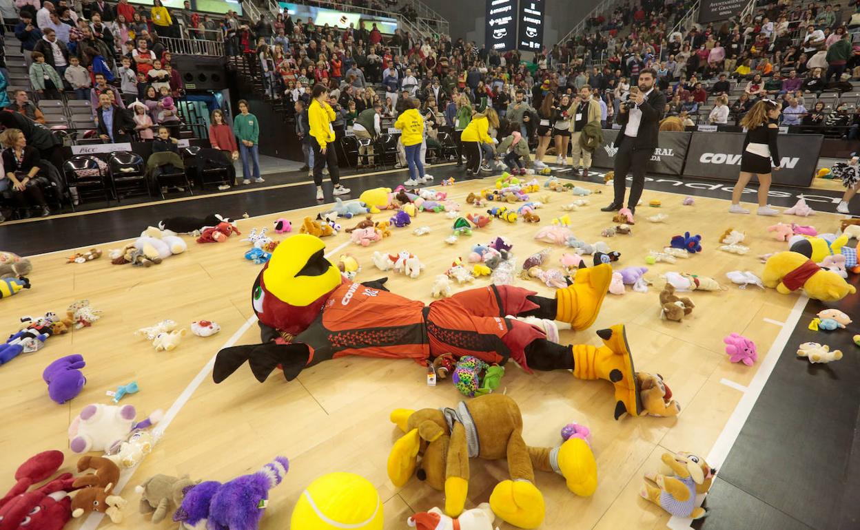 Los aficionados poblaron de peluches la pista ante el Baskonia y también 'cayeron' tres fichajes.