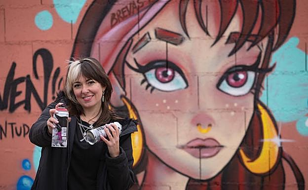 Imagen principal - Arriba, María Die. Abajo, Ángelo y detalle de espray. 