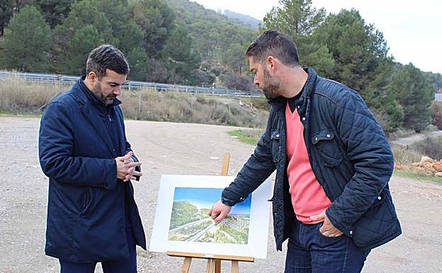 El alcalde y el teniente de alcalde muestran la infografía sobre el terreno.